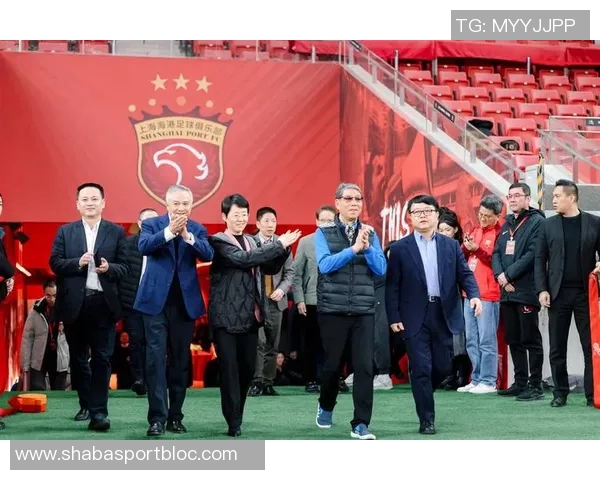 上海海港喜获三连冠更衣室庆祝合影传递冠军荣耀 上海海港喜获三连冠更衣室庆祝合影传递冠军荣耀