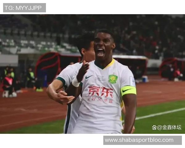 狮象争锋足协杯决赛前夕国安与河南吉祥物亲密互动展现友谊与竞技精神