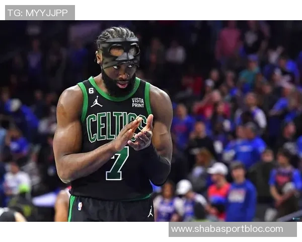 杰伦布朗上半场火力全开狂砍27分5篮板5助攻3抢断三分球命中率惊人