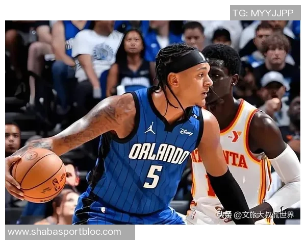 身材高挑的里斯身穿尼克斯配色大衣观战NBA绯闻男友小卡特为魔术出战 身材高挑的里斯身穿尼克斯配色大衣观战NBA绯闻男友小卡特为魔术出战